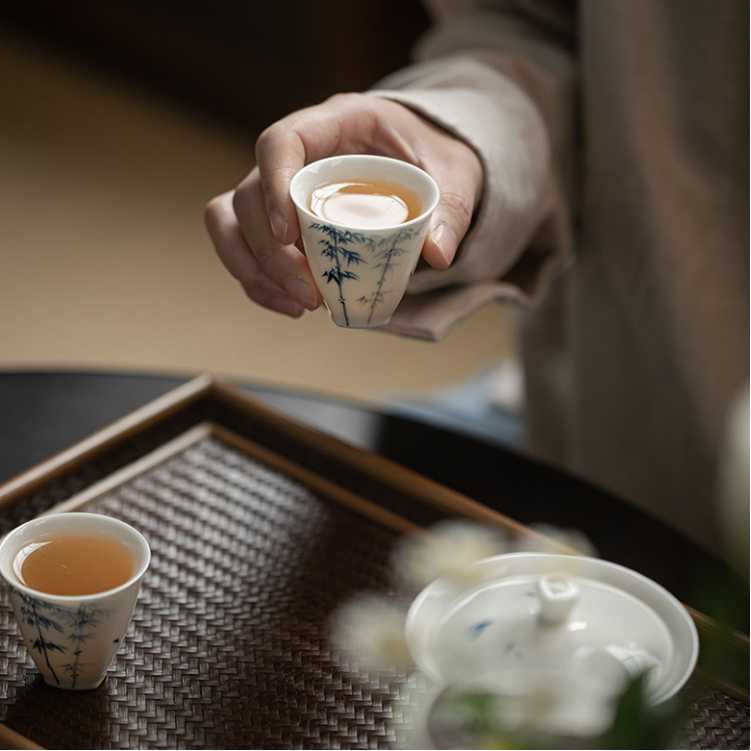 Jade Clay | Hand-painted Blue and White Bamboo Elegance | Square-lidded tea cup - DH TEA